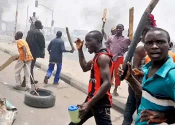 BREAKING: thugs chase protesting students out of Benue State Government House